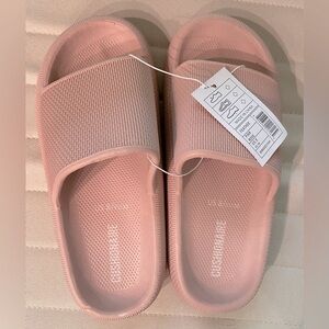 CUSHIONAIRE Women's Feather Cloud Recovery Slide Sandals  size 8 NWT